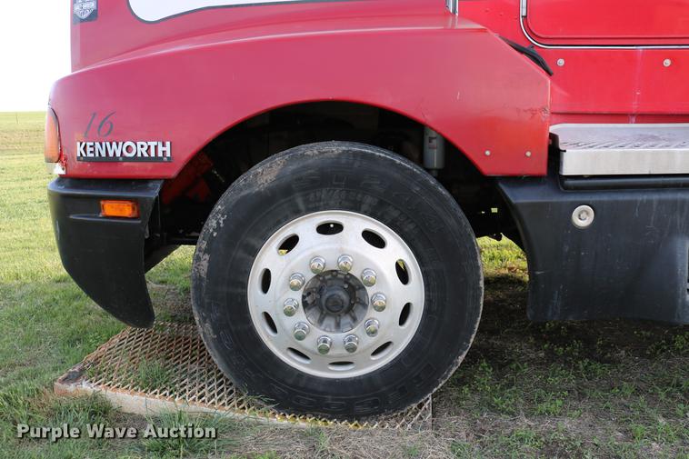 image for item DD4255 2005 Kenworth T600 semi truck