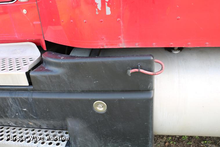 image for item DD4255 2005 Kenworth T600 semi truck