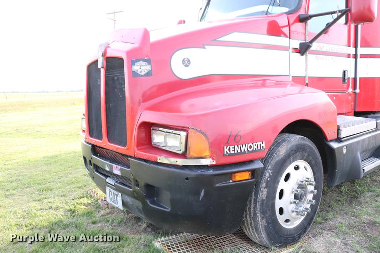 image for item DD4255 2005 Kenworth T600 semi truck