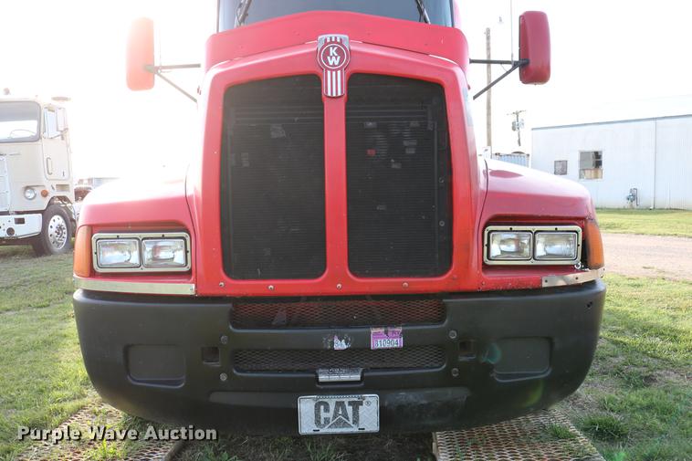 image for item DD4255 2005 Kenworth T600 semi truck