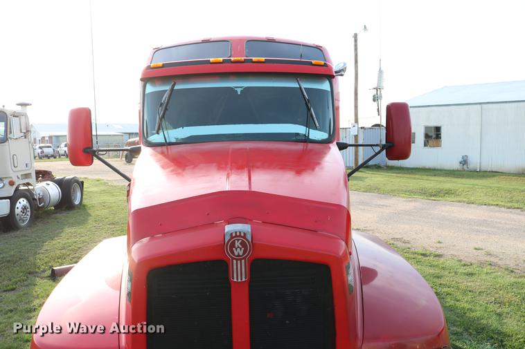 image for item DD4255 2005 Kenworth T600 semi truck