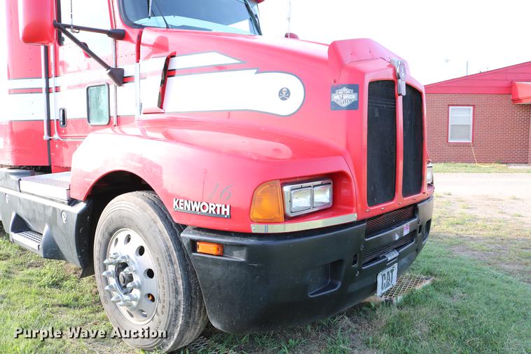 image for item DD4255 2005 Kenworth T600 semi truck