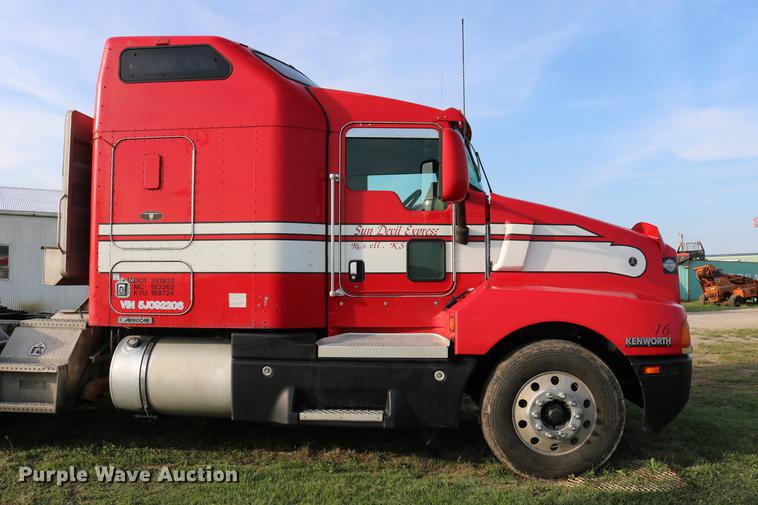 image for item DD4255 2005 Kenworth T600 semi truck