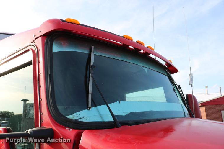 image for item DD4255 2005 Kenworth T600 semi truck