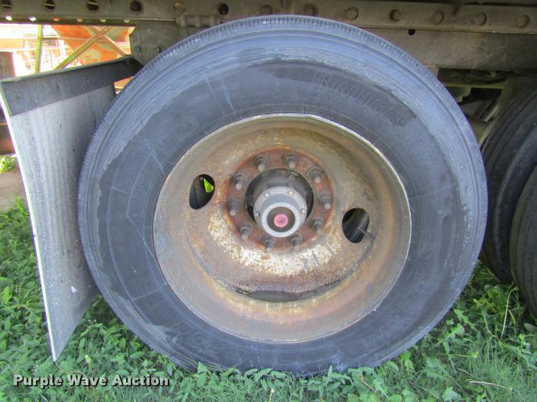 image for item DD5682 2006 Utility 3000R refrigerated van trailer