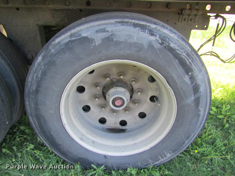 image for item DD5682 2006 Utility 3000R refrigerated van trailer