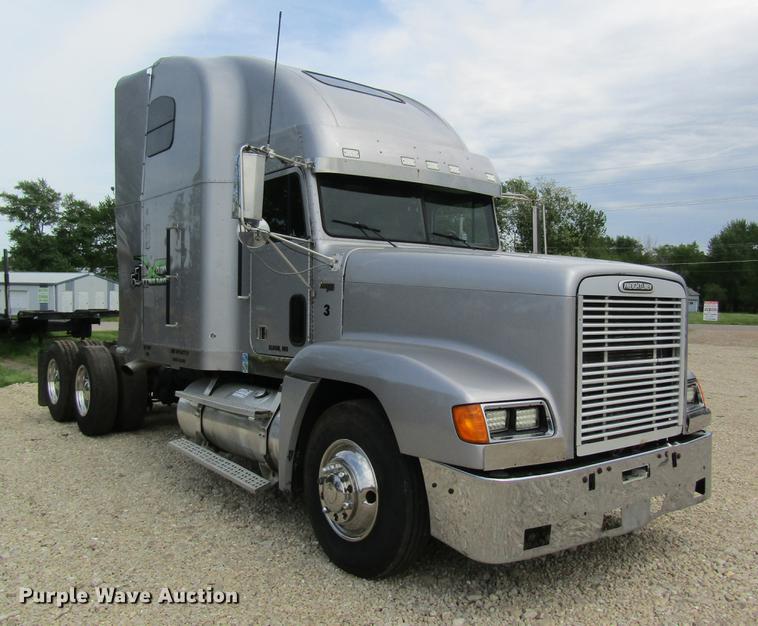 image for item DD8431 1992 Freightliner FLD120 semi truck