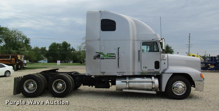 image for item DD8431 1992 Freightliner FLD120 semi truck