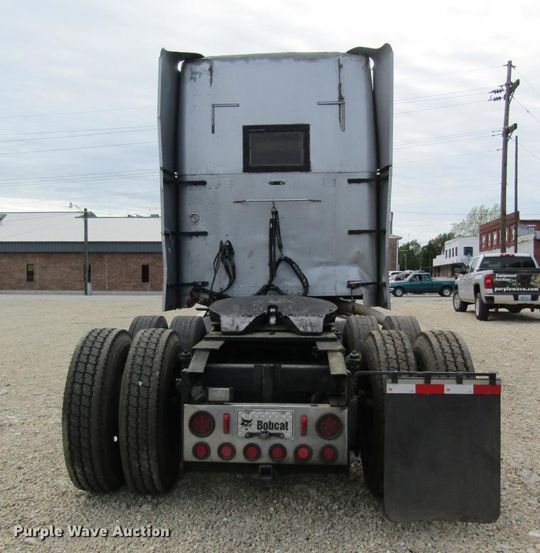 image for item DD8431 1992 Freightliner FLD120 semi truck