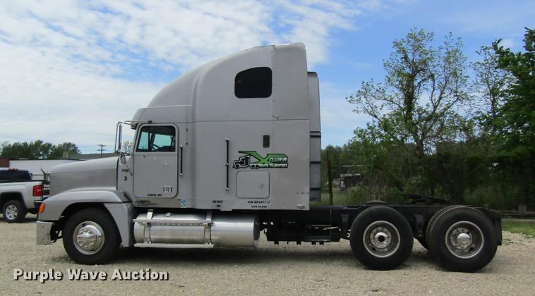 image for item DD8431 1992 Freightliner FLD120 semi truck