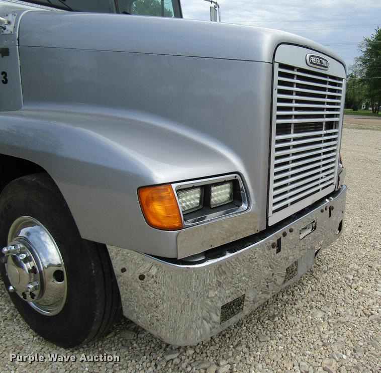 image for item DD8431 1992 Freightliner FLD120 semi truck