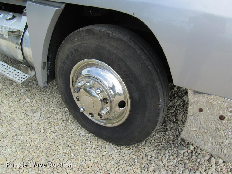 image for item DD8431 1992 Freightliner FLD120 semi truck