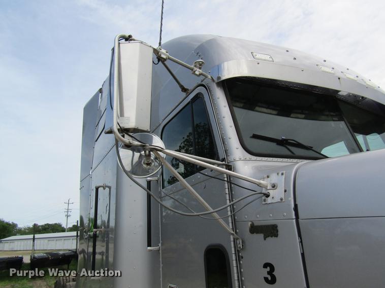 image for item DD8431 1992 Freightliner FLD120 semi truck