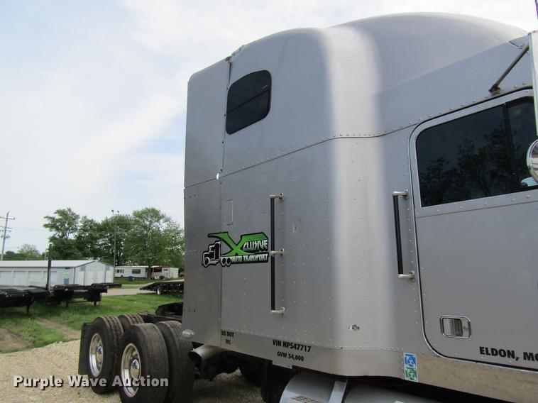 image for item DD8431 1992 Freightliner FLD120 semi truck