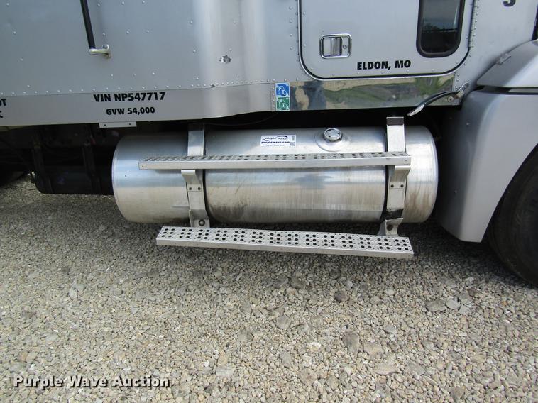 image for item DD8431 1992 Freightliner FLD120 semi truck