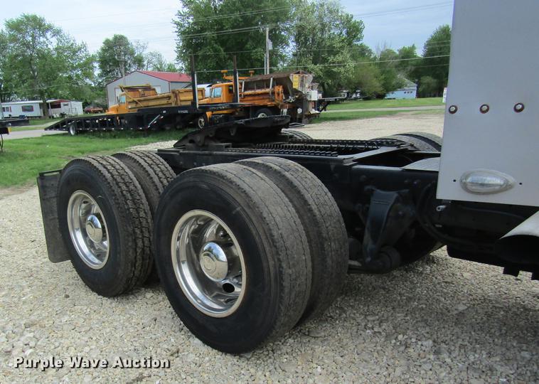 image for item DD8431 1992 Freightliner FLD120 semi truck