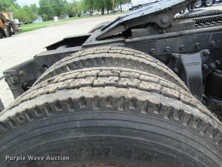 image for item DD8431 1992 Freightliner FLD120 semi truck