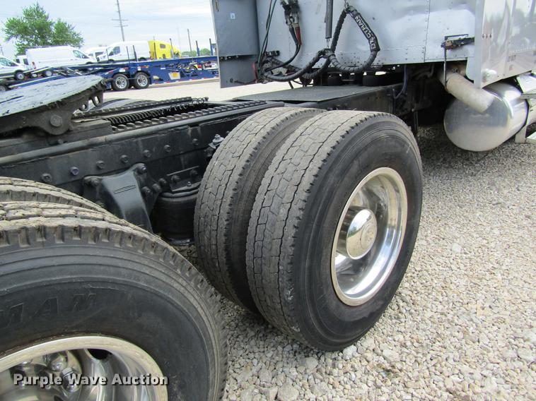 image for item DD8431 1992 Freightliner FLD120 semi truck