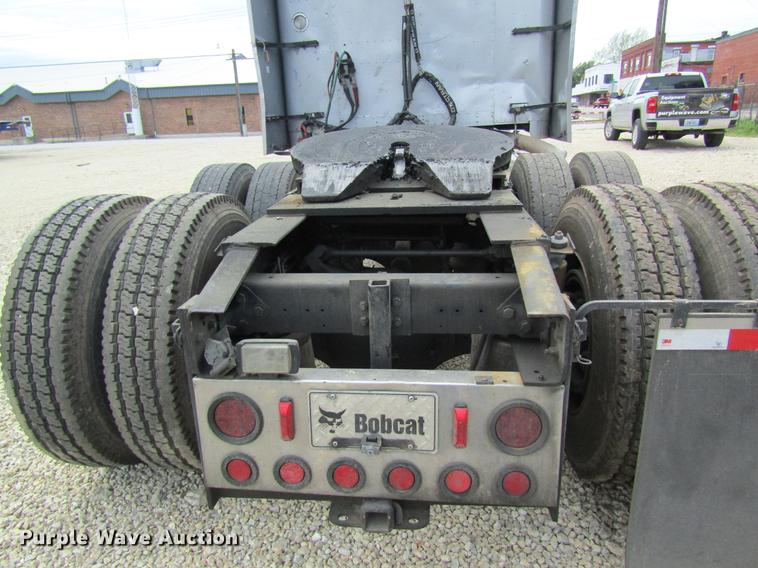 image for item DD8431 1992 Freightliner FLD120 semi truck