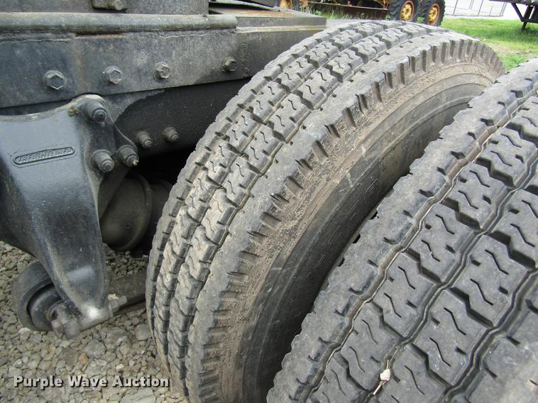 image for item DD8431 1992 Freightliner FLD120 semi truck