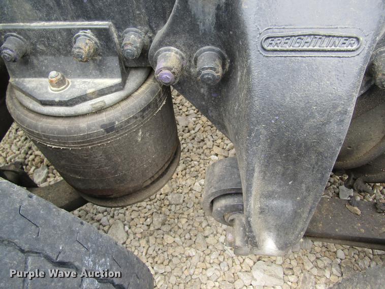 image for item DD8431 1992 Freightliner FLD120 semi truck