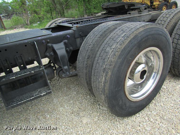 image for item DD8431 1992 Freightliner FLD120 semi truck