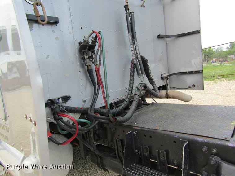 image for item DD8431 1992 Freightliner FLD120 semi truck