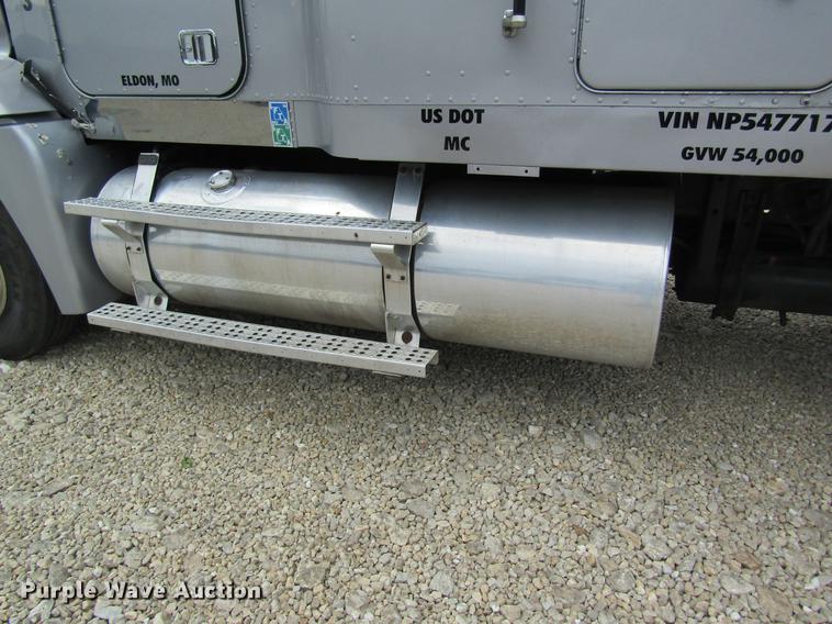 image for item DD8431 1992 Freightliner FLD120 semi truck