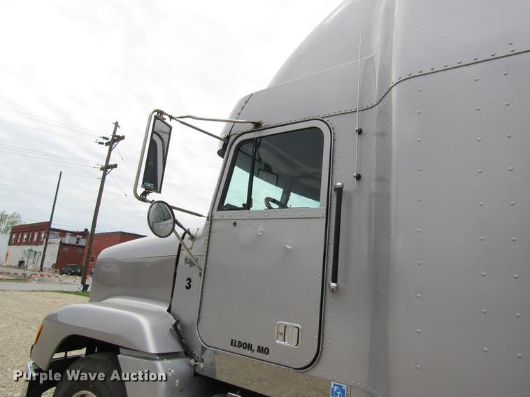 image for item DD8431 1992 Freightliner FLD120 semi truck