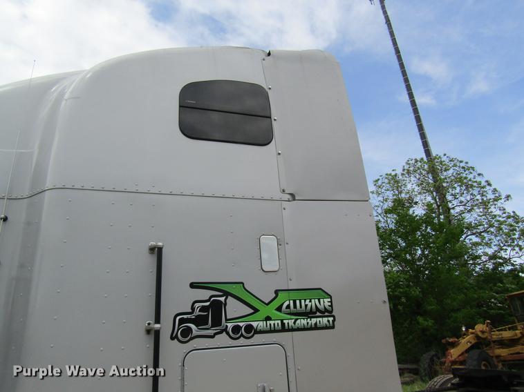 image for item DD8431 1992 Freightliner FLD120 semi truck