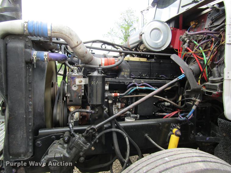 image for item DD8431 1992 Freightliner FLD120 semi truck