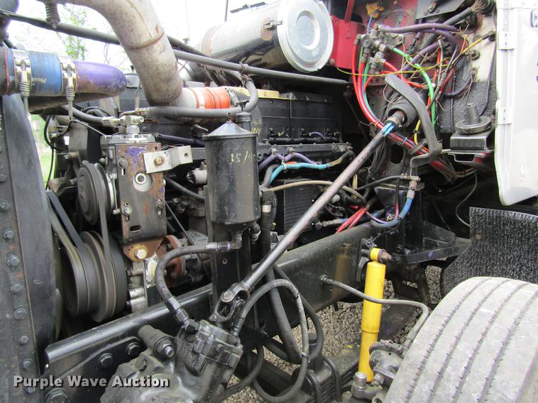 image for item DD8431 1992 Freightliner FLD120 semi truck