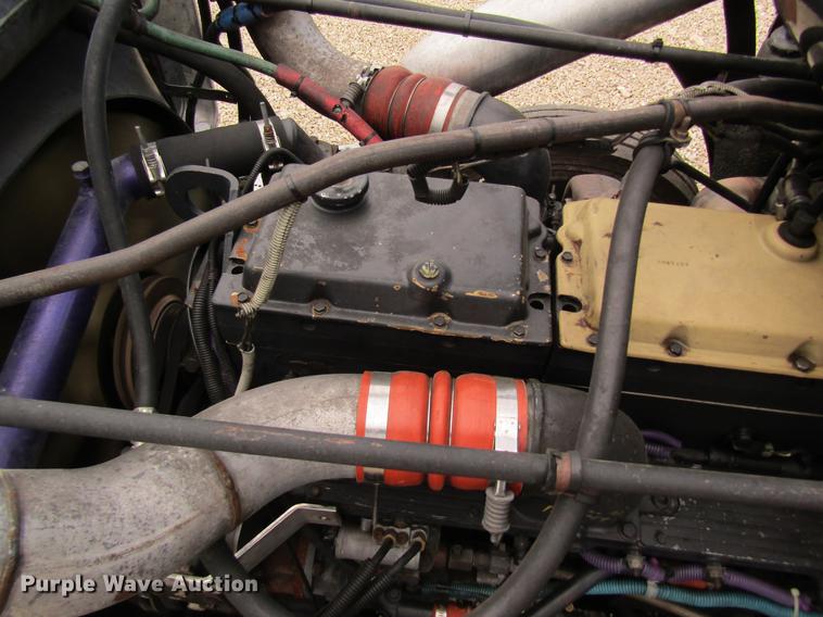 image for item DD8431 1992 Freightliner FLD120 semi truck