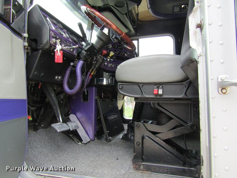 image for item DD8431 1992 Freightliner FLD120 semi truck