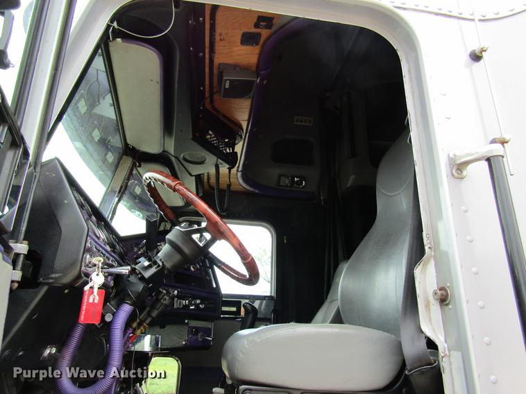 image for item DD8431 1992 Freightliner FLD120 semi truck