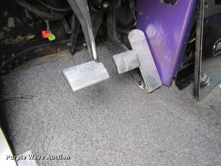 image for item DD8431 1992 Freightliner FLD120 semi truck