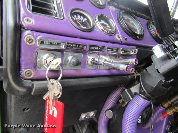 image for item DD8431 1992 Freightliner FLD120 semi truck