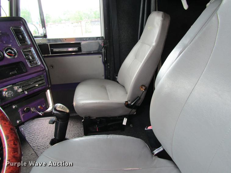 image for item DD8431 1992 Freightliner FLD120 semi truck