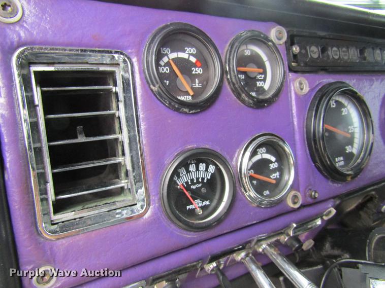 image for item DD8431 1992 Freightliner FLD120 semi truck