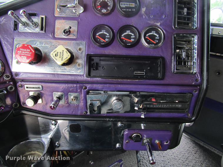 image for item DD8431 1992 Freightliner FLD120 semi truck