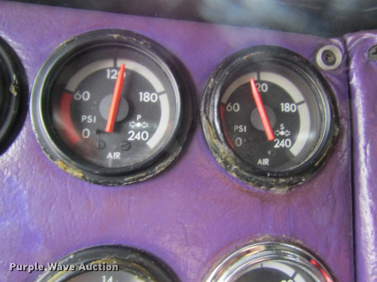 image for item DD8431 1992 Freightliner FLD120 semi truck