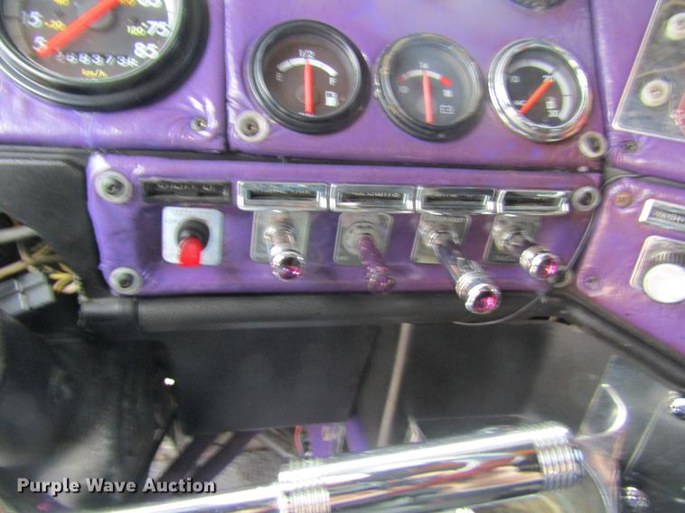 image for item DD8431 1992 Freightliner FLD120 semi truck