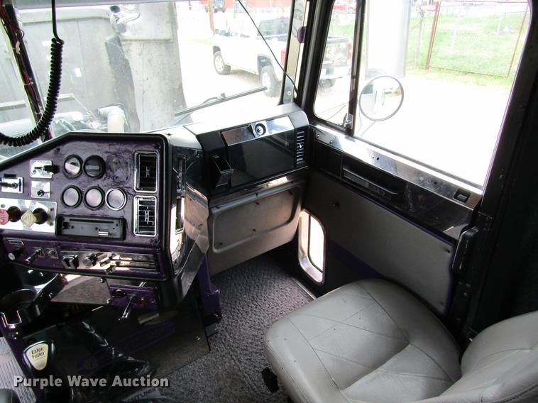 image for item DD8431 1992 Freightliner FLD120 semi truck