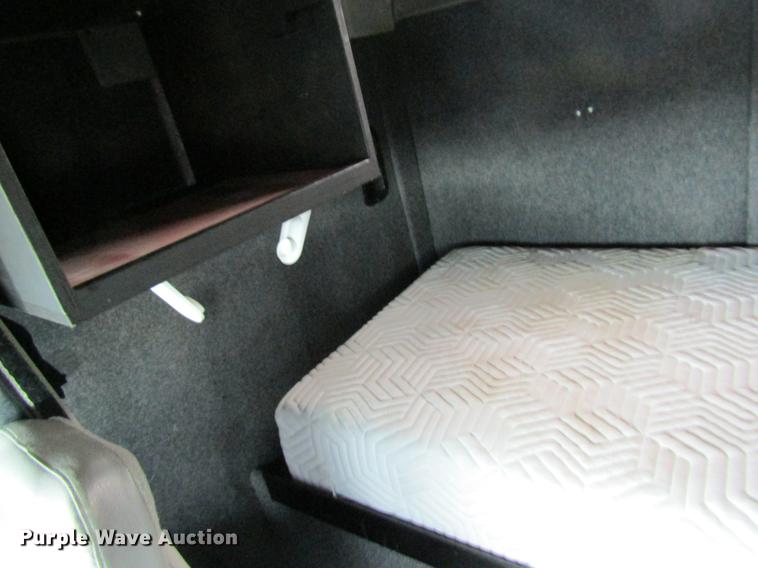 image for item DD8431 1992 Freightliner FLD120 semi truck