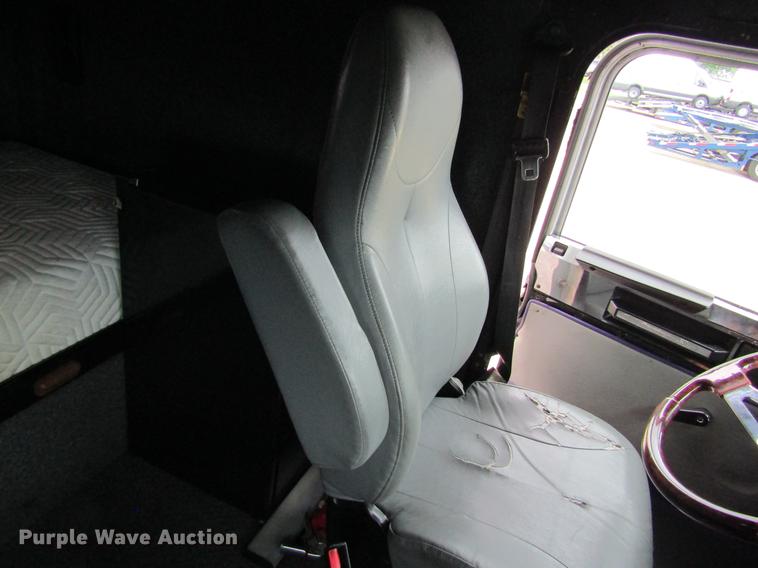 image for item DD8431 1992 Freightliner FLD120 semi truck