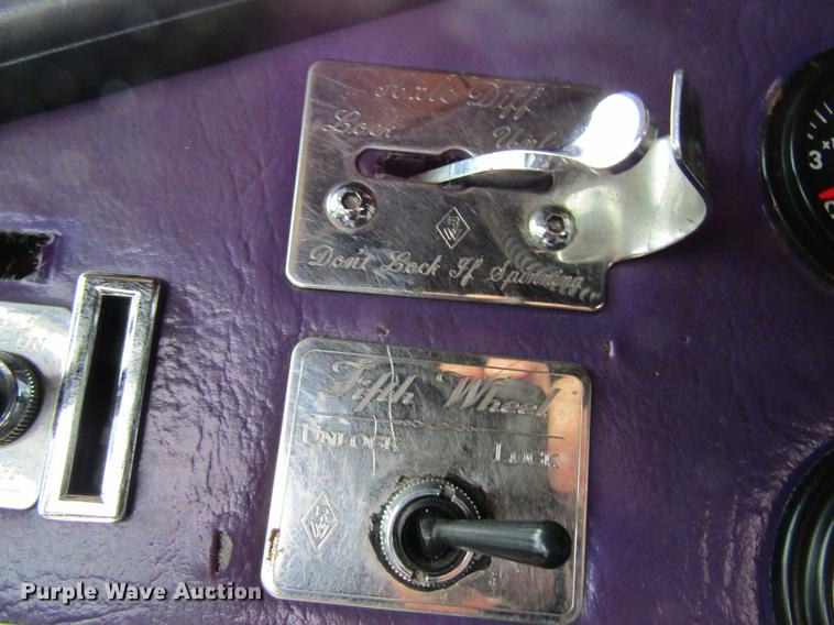 image for item DD8431 1992 Freightliner FLD120 semi truck