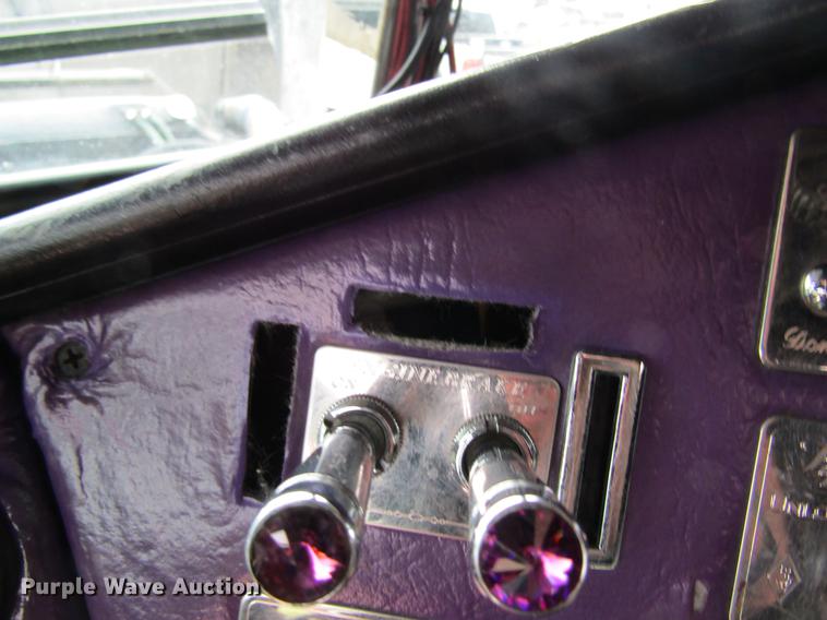 image for item DD8431 1992 Freightliner FLD120 semi truck