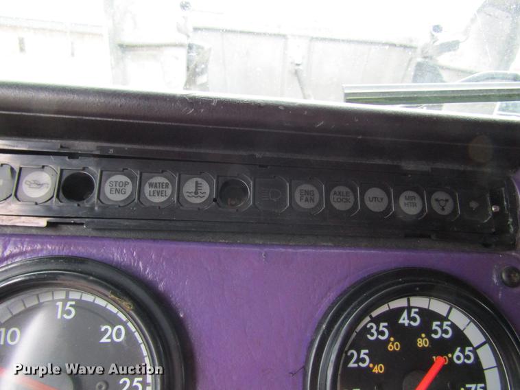 image for item DD8431 1992 Freightliner FLD120 semi truck