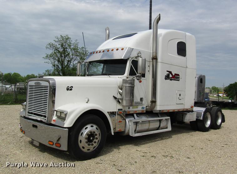 image for item DD8432 2001 Freightliner 48RR94MY semi truck