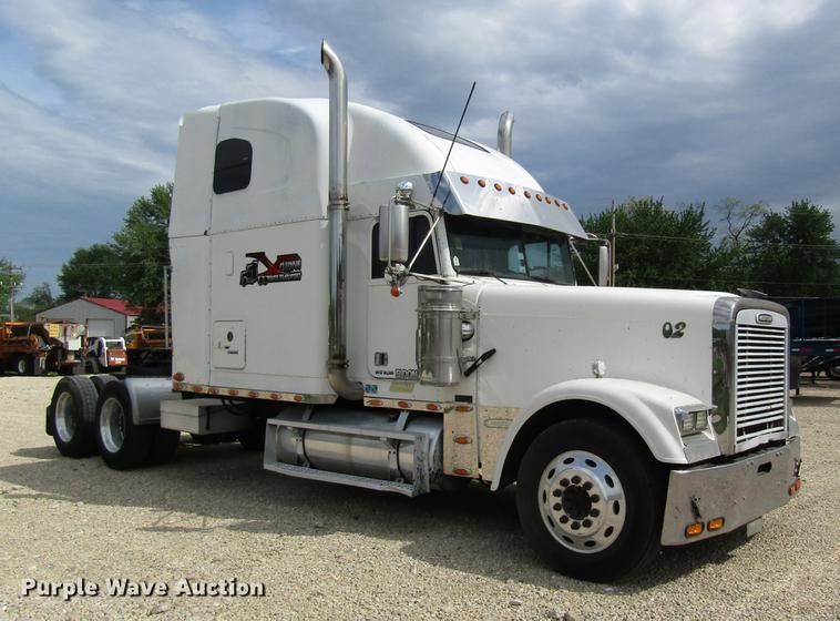 image for item DD8432 2001 Freightliner 48RR94MY semi truck